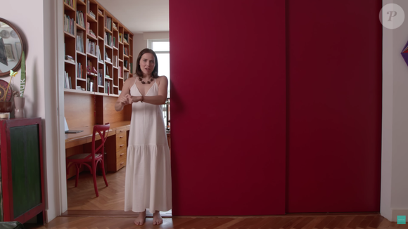 Uma porta gigante com corrediças separa o quarto de Letícia Colin dos outros ambientes da casa