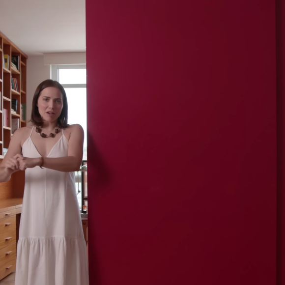 Uma porta gigante com corrediças separa o quarto de Letícia Colin dos outros ambientes da casa