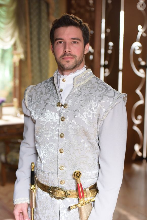 Na novela Belaventura, Enrico (Bernardo Velasco) sem saber que é Pietra (Rayanne Morais) disfarça mira em sua direção uma flecha, no capítulo de quinta-feira, 25 de janeiro de 2018