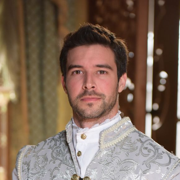 Na novela Belaventura, Enrico (Bernardo Velasco) sem saber que é Pietra (Rayanne Morais) disfarça mira em sua direção uma flecha, no capítulo de quinta-feira, 25 de janeiro de 2018