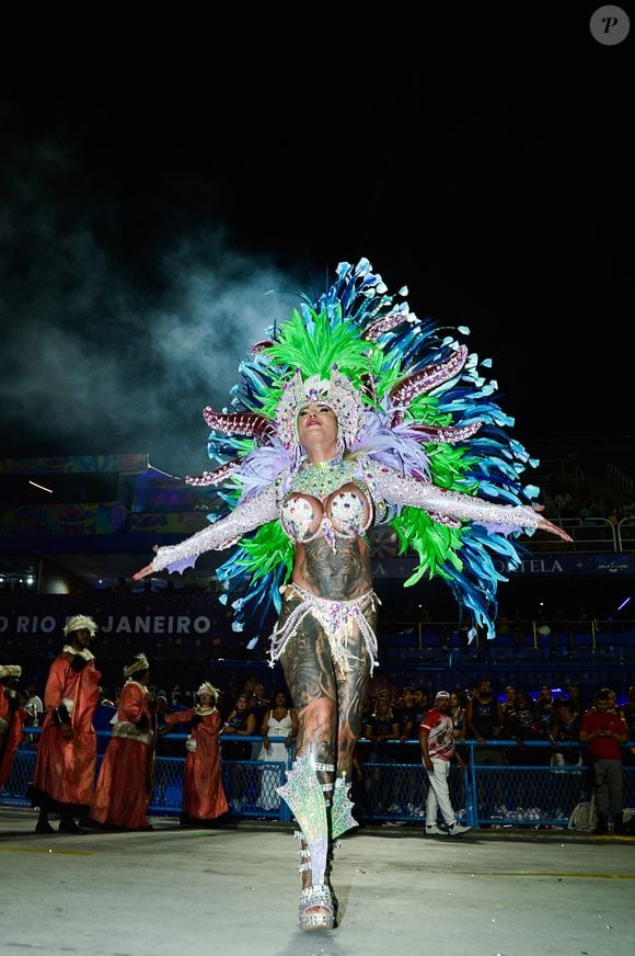 Andressa Urach voltou ao Carnaval do Rio no desfile 2026 da Porto da Pedra com mais de 3 mil cristais e avaliada em R$ 100 mil