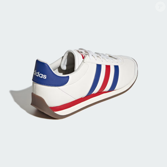 O famoso 'ponto de cor', um dos principais truques de styling de Harry Styles, ganha destaque no Adidas Runvista com listras em azul e vermelho sobre a base branca
