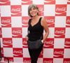A modelagem e largura das alças, assim como a umidade e a oleosidade da pele também podem contribuir para que as alças escorreguem