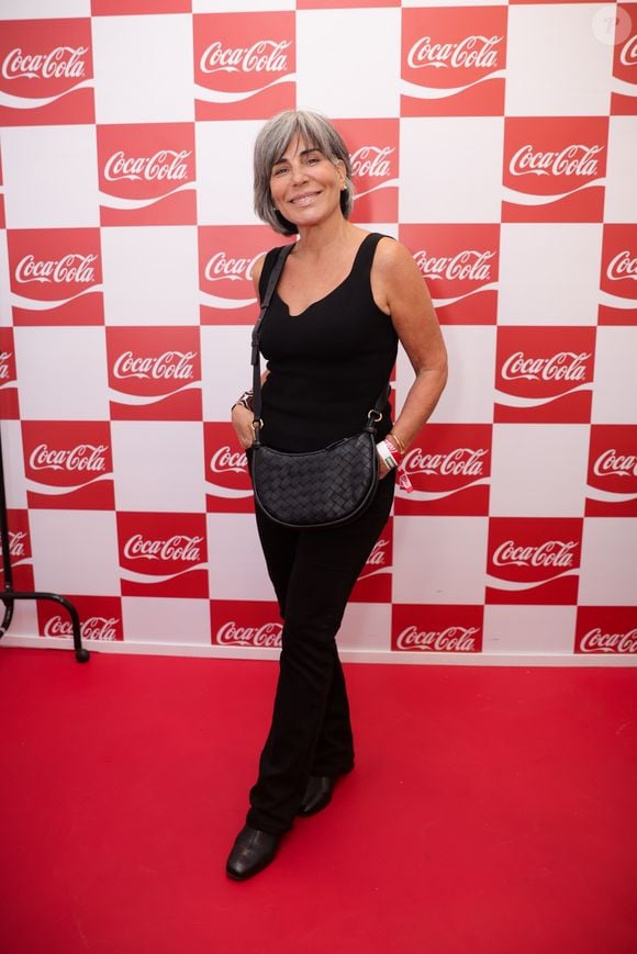 A modelagem e largura das alças, assim como a umidade e a oleosidade da pele também podem contribuir para que as alças escorreguem