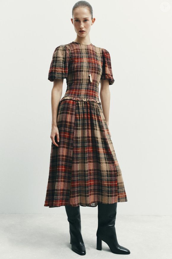 Já quem busca uma proposta mais sofisticada pode apostar no Vestido Midi Xadrez com Elásticos