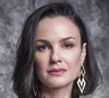 Carolina Kasting, hoje aos 51 anos: 'O tempo passou a ser meu amigo. Ele me ensina coisas incríveis, por exemplo, que sou muito mais bonita hoje porque aprendi a me amar, a aceitar as minhas dificuldades e qualidades'