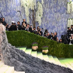 Depois de 10 anos longe do Met Gala, Beyoncé voltou transformando o tapete vermelho em passarela de alta moda