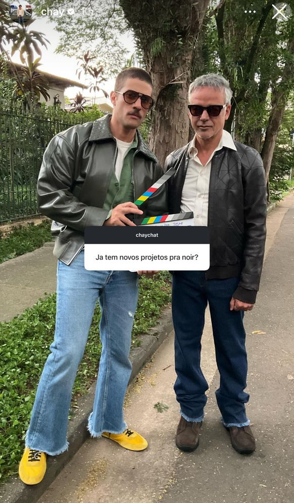 Chay Suede usou tênis amarelo Re-nylon da Prada em gravação de novo trabalho