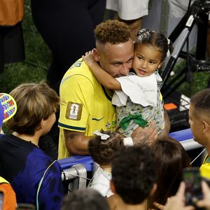 Corrigir um filho na frente de outras pessoas pode deixar marcas profundas. Especialista explica por que esse hábito afeta a autoestima, a segurança e a forma como a criança se enxerga