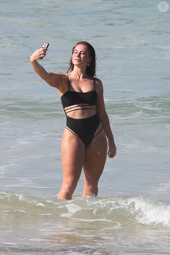 Paolla Oliveira se refrescou do calor com banho de mar em praia do Rio de Janeiro