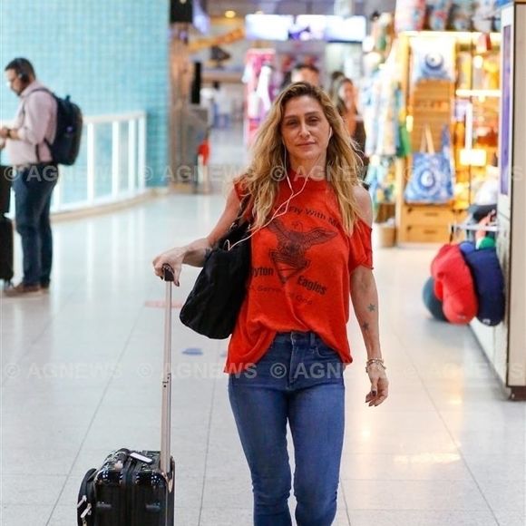 Pessoa próxima à diretora Amora Mautner contou que profissional já havia acertado que não ficaria o tempo todo na direção de 'Êta Mundo Melhor!'