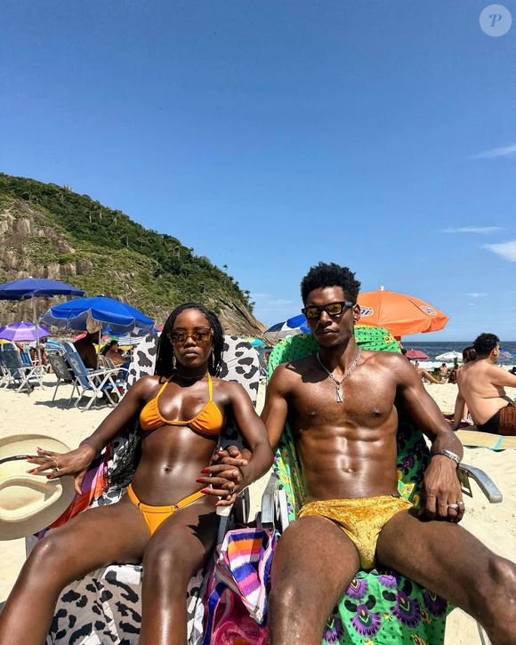 Estrela de 'Dona de Mim', Clara Moneke posa ao lado do namorado, Breno Ferreira, na Praia do Leme, zona sul do RJ.