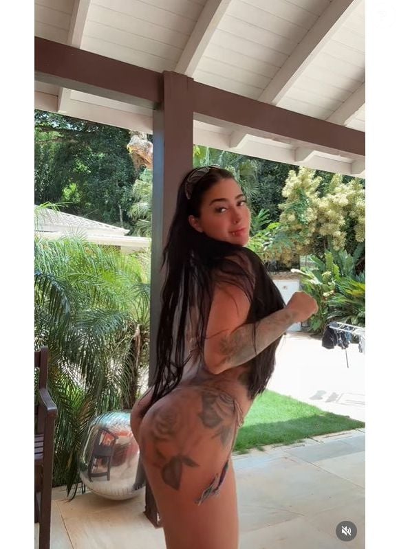 MC Mirella usou um biquíni de croche para gravar o video