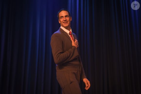 Após negar ter dado 'tapão' em fã, Mateus Solano reforça que o problema 'são os celulares, que invadiram tudo'