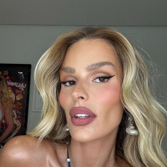 Yasmin Brunet rouba a cena por sua beleza por onde passa, além de ser muito elogiada na web