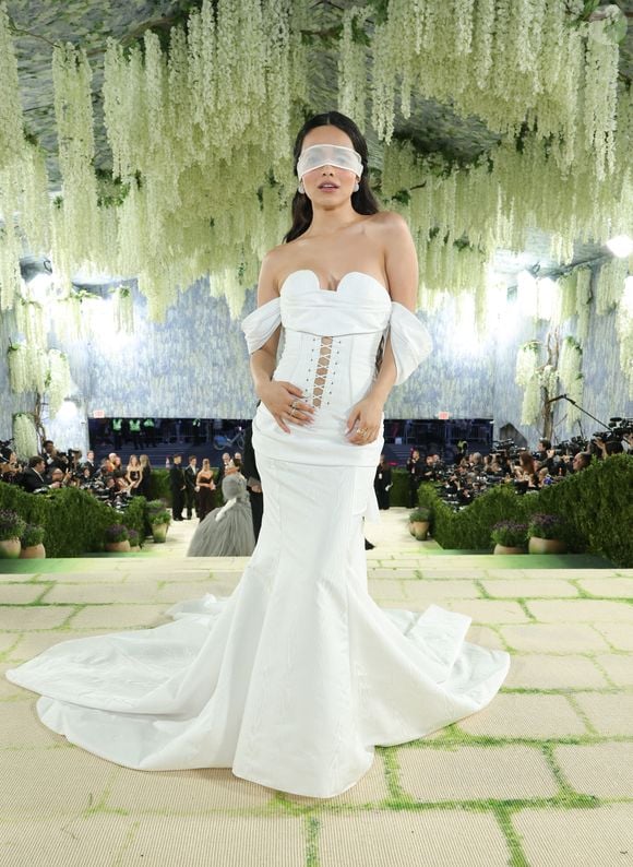 Rachel Zegler compareceu ao Met Gala 2026, apesar dos boatos de boicote ao evento, em um vestido branco com corset, em referência à obra de arte de Paul Delaroche (1833)