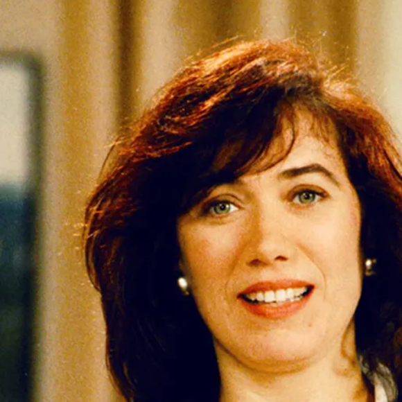 Novela 'História de Amor': Sheila escuta Carlos contar que está apaixonado por Helena.