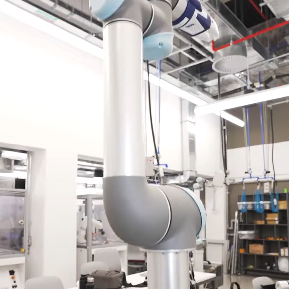 Robôs desenvolvidos pelos próprios estudantes fazem parte do Laboratório de Pneumática e Robótica do Insper