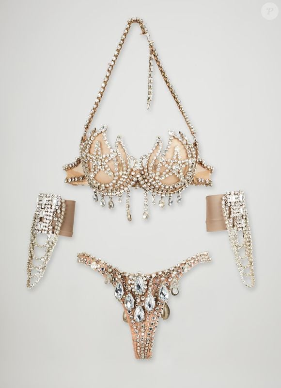 O conjunto de quatro peças foi usado por Britney Spears em sua turnê 'Dream within a Dream', de 2001, e a cantora se apresentou com sutiã e braçadeiras em 'Baby One More Time...' para o especial