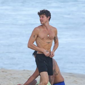 Shawn Mendes complementa visual praiano com colar discreto e estilo casual
