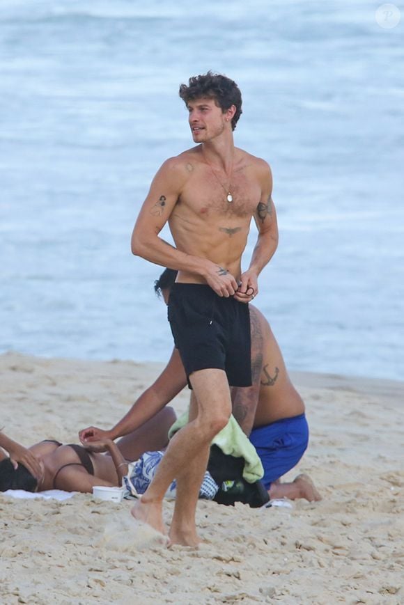Shawn Mendes complementa visual praiano com colar discreto e estilo casual