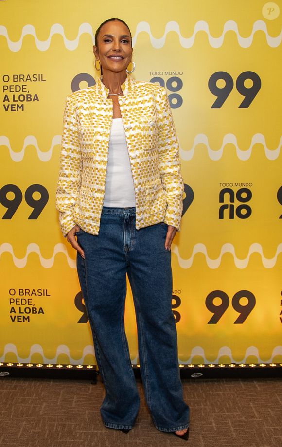 Para quem prefere um visual mais discreto e precisa estar no trabalho durante a Copa do Mundo de 2026, o look de Ivete Sangalo é uma excelente inspiração. A artista apostou em uma jaqueta amarela texturizada, combinada com camiseta branca, calça jeans de modelagem ampla e scarpin preto, criando uma produção elegante e moderna que incorpora o clima do brasilcore de forma sutil