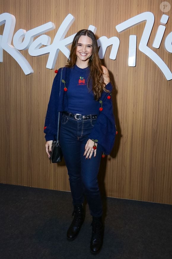 Juliana Paiva apostou em uma produção monocromática azul-marinho com blusa de mangas longas, calça jeans ajustada e botas pretas