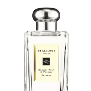 English Pear & Freesia Cologne (Jo Malone London) - 100ml | R$ 1.385,00 - entre os best-sellers essa fragrância aposta em uma elegância mais leve. A combinação de pera williams e flor de laranjeira nas notas de topo se mistura à frésia e rosa no coração, finalizando com patchouli e almíscar. O resultado é um perfume versátil, fresco e ideal para o dia a dia, mostrando um lado mais delicado da personagem.