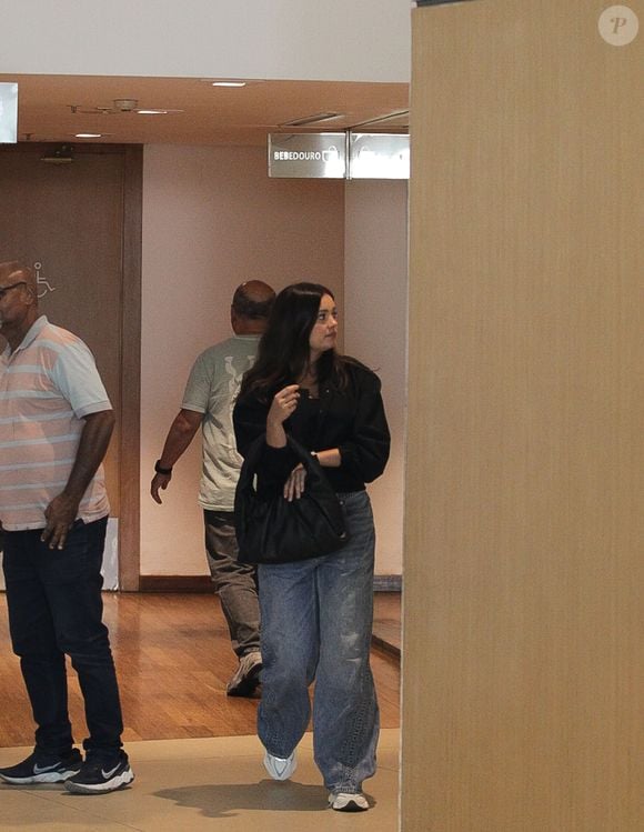 Em passeio por shopping no Rio, Sophie Charlotte e Xamã chamaram atenção pela sintonia nos looks amplos