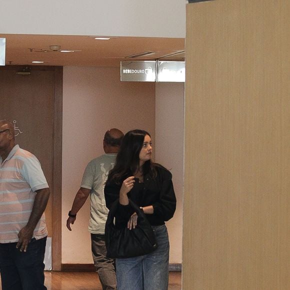 Em passeio por shopping no Rio, Sophie Charlotte e Xamã chamaram atenção pela sintonia nos looks amplos