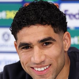 Achraf Hakimi é um dos melhores laterais-direitos do mundo, conhecido pela sua velocidade extrema e capacidade ofensiva. Ele joga pelo Marrocos na Copa do Mundo de 2026, onde é capitão e principal referência da seleção