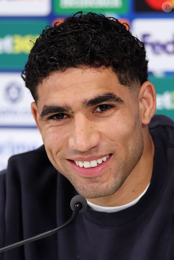Achraf Hakimi é um dos melhores laterais-direitos do mundo, conhecido pela sua velocidade extrema e capacidade ofensiva. Ele joga pelo Marrocos na Copa do Mundo de 2026, onde é capitão e principal referência da seleção