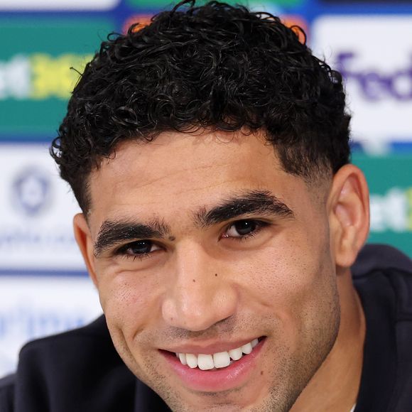 Achraf Hakimi é um dos melhores laterais-direitos do mundo, conhecido pela sua velocidade extrema e capacidade ofensiva. Ele joga pelo Marrocos na Copa do Mundo de 2026, onde é capitão e principal referência da seleção