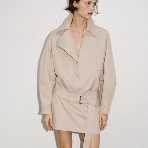 O vestido mini com cinto da Zara é aquele clássico que nunca sai de moda. Em tom areia e com modelagem ampla, ele caiu de R$ 359 para R$ 251,30 na liquidação da marca
