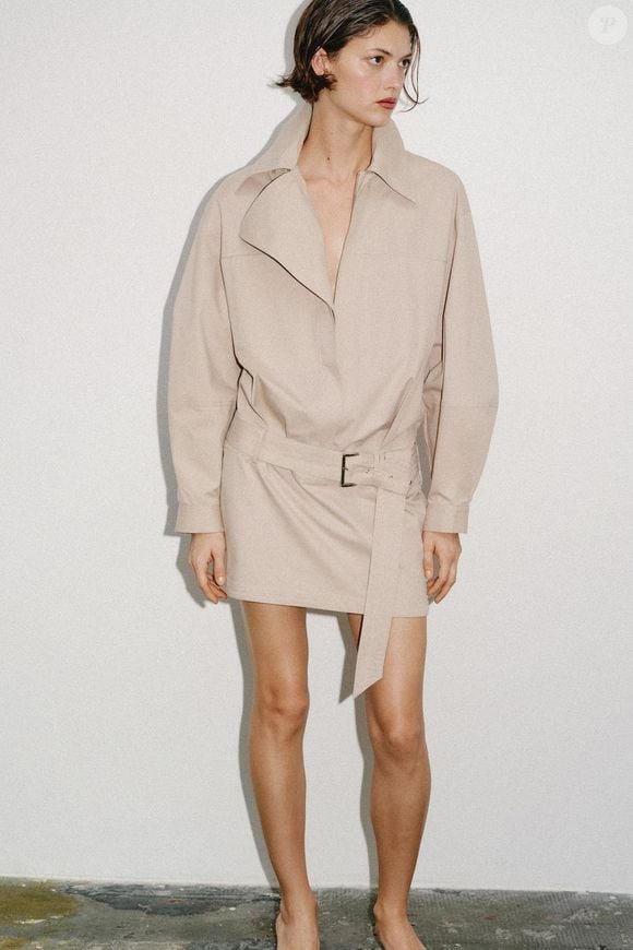 O vestido mini com cinto da Zara é aquele clássico que nunca sai de moda. Em tom areia e com modelagem ampla, ele caiu de R$ 359 para R$ 251,30 na liquidação da marca