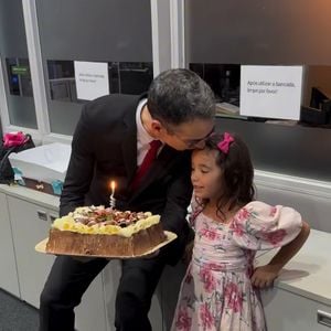 Filha de César Tralli e Ticiane Pinheiro, Manuella ganhou carinho do pai, que foi surpreendido também com bolo da equipe da Globo