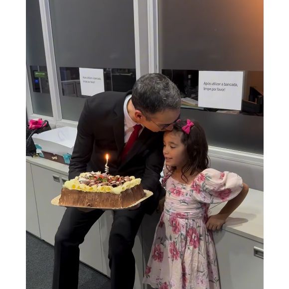 Filha de César Tralli e Ticiane Pinheiro, Manuella ganhou carinho do pai, que foi surpreendido também com bolo da equipe da Globo