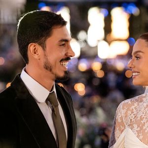 No fim da celebração, Giovanna Lancellotti e Gabriel David posaram sorridentes para fotos