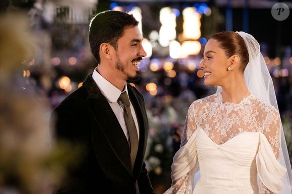 No fim da celebração, Giovanna Lancellotti e Gabriel David posaram sorridentes para fotos