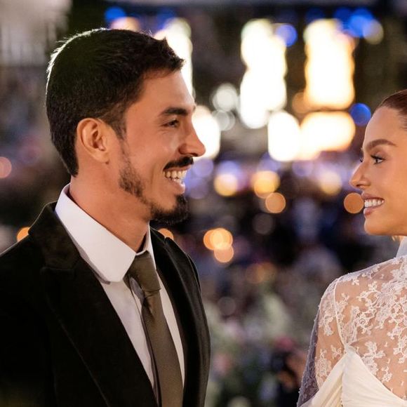 No fim da celebração, Giovanna Lancellotti e Gabriel David posaram sorridentes para fotos