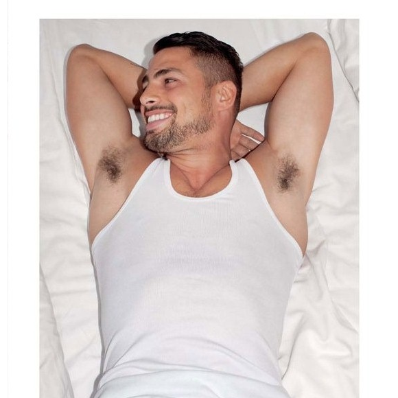 Com regata justa e axila exposta, Cauã Reymond chamou atenção do público em cena recente; a estética natural da região virou assunto nas redes.