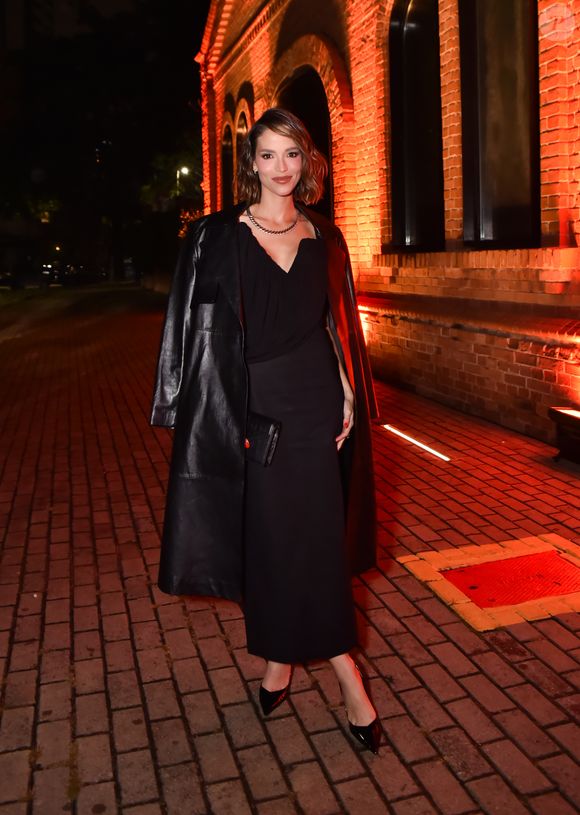 Esposa de Kaká, Carol Dias escolheu look midi na cor preto