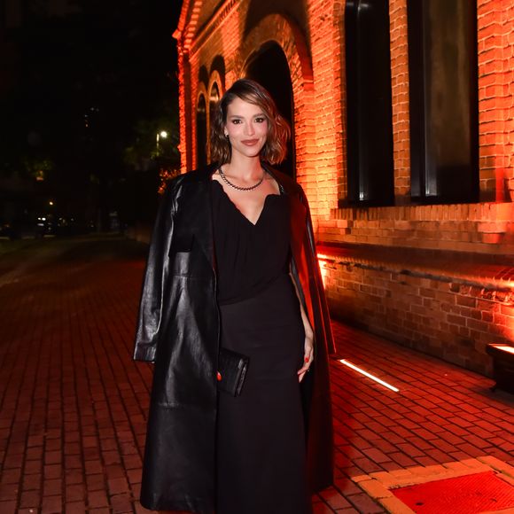 Esposa de Kaká, Carol Dias escolheu look midi na cor preto