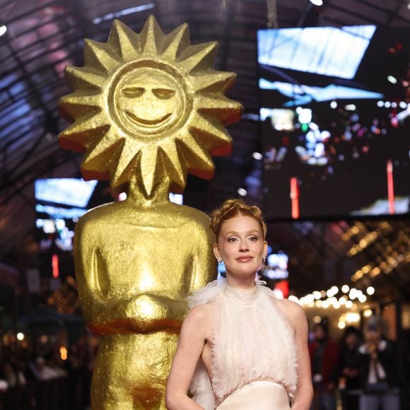 Com cabelos presos em coque alto e acessórios discretos, Marina Ruy Barbosa deixou o vestido de festa ser o protagonista do look em Gramado