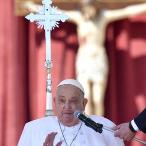 Já debilitado, Papa Francisco manteve a cruz peitoral de prata e a sobriedade como marca de seu pontificado