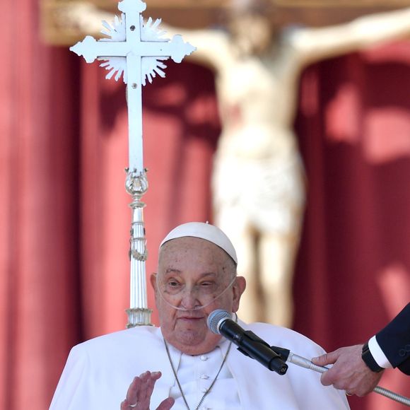 Já debilitado, Papa Francisco manteve a cruz peitoral de prata e a sobriedade como marca de seu pontificado