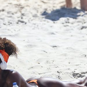 Adriana Bombom fez topless para se bronzear sem marquinhas