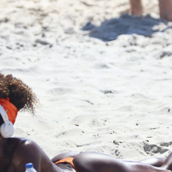 Adriana Bombom fez topless para se bronzear sem marquinhas