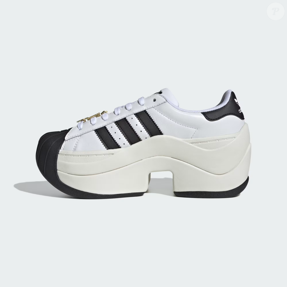 O Adidas Superstar Bold transforma o clássico tênis de biqueira em concha em uma versão moderna, perfeita para quem quer ganhar alguns centímetros de altura