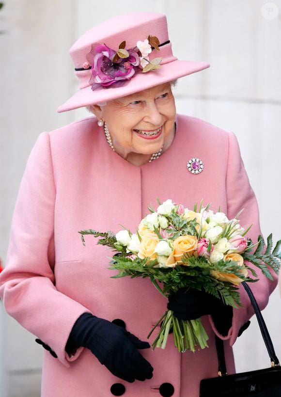 Segundo a fonte ouvida por Kristin Contino, a Rainha Elizabeth II chegou a usar o Ballet Slippers em algum momento da vida, mas abandonou o hábito nos anos seguintes